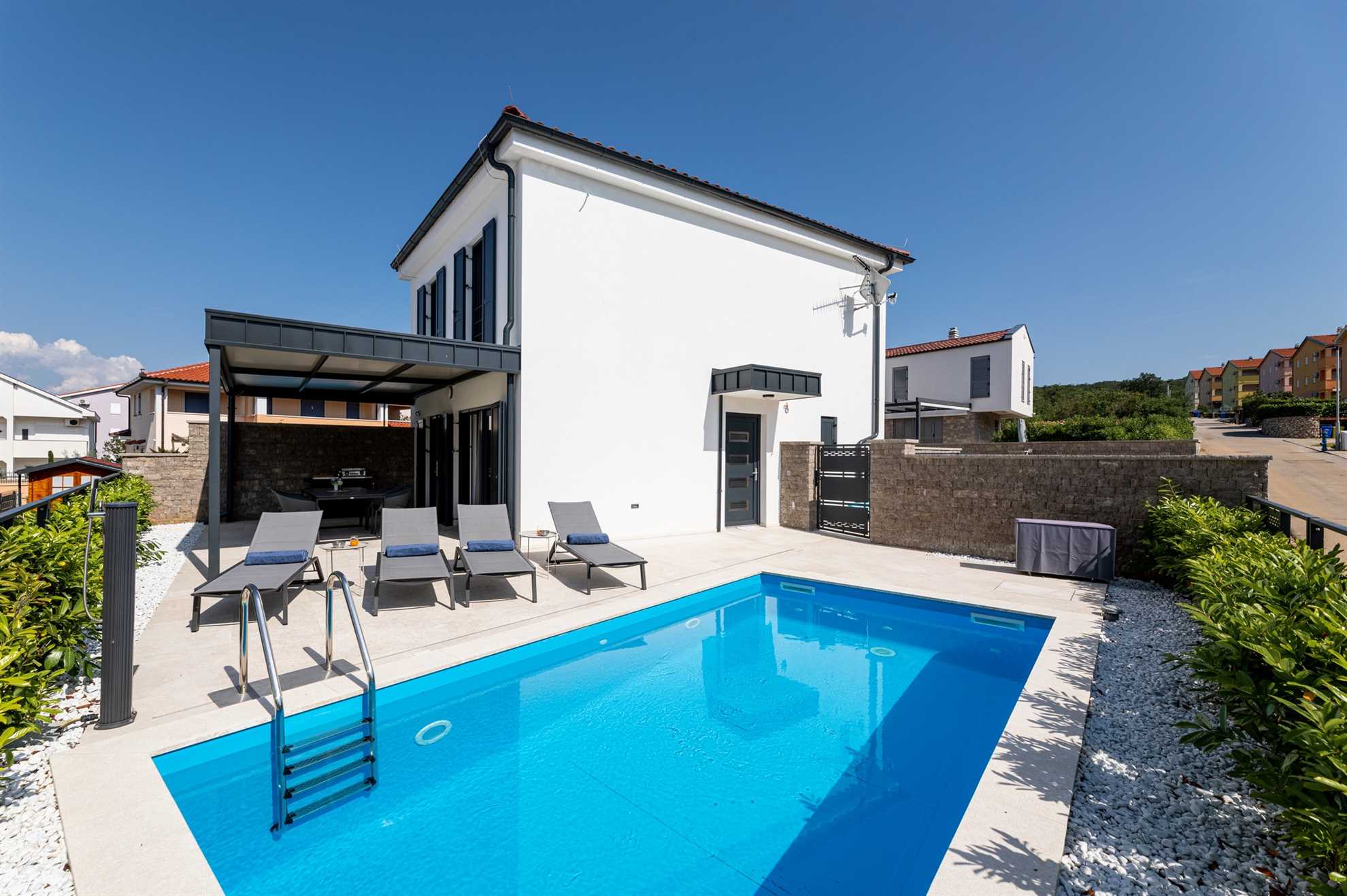Villa Bella with heated pool and Seaview