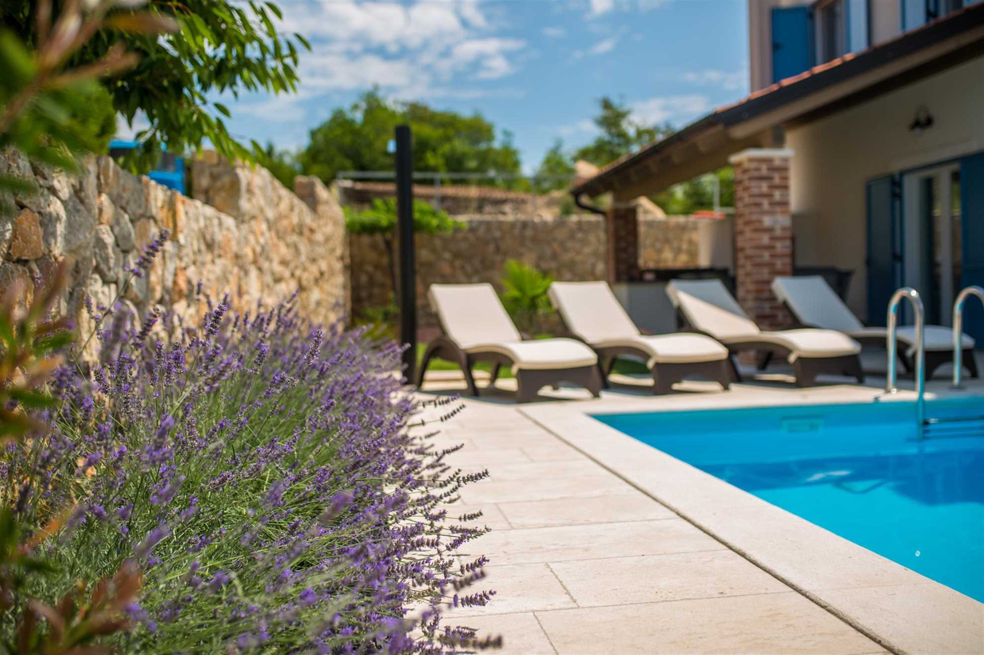 Villa Tana mit Pool, außenKüche, Grill & SUP for rent in Sužan | Adria