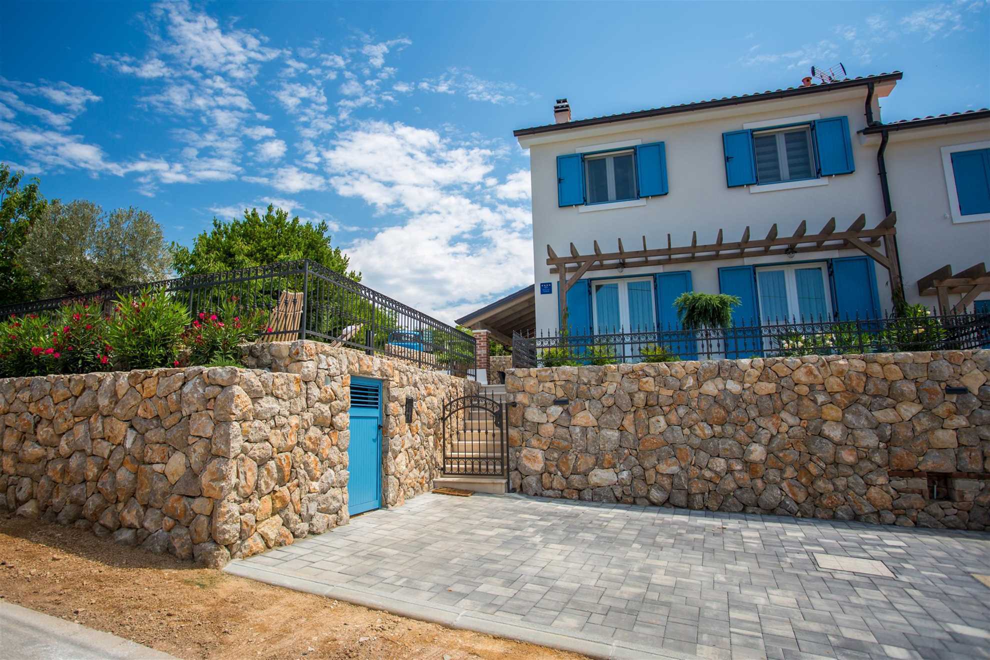 Villa Tana mit Pool, außenKüche, Grill & SUP for rent in Sužan | Adria