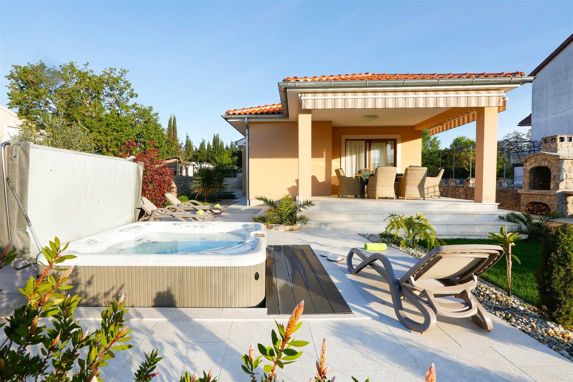 Villa Lavender's Breeze with heated pool, Jacuzzi & bicycles