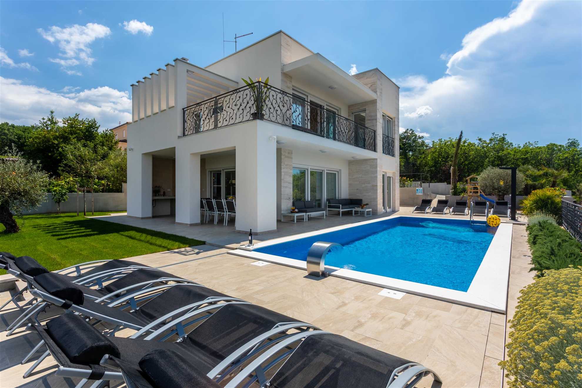 5 stars Villa Zarra with heated pool, jacuzzi, sauna and Seaview