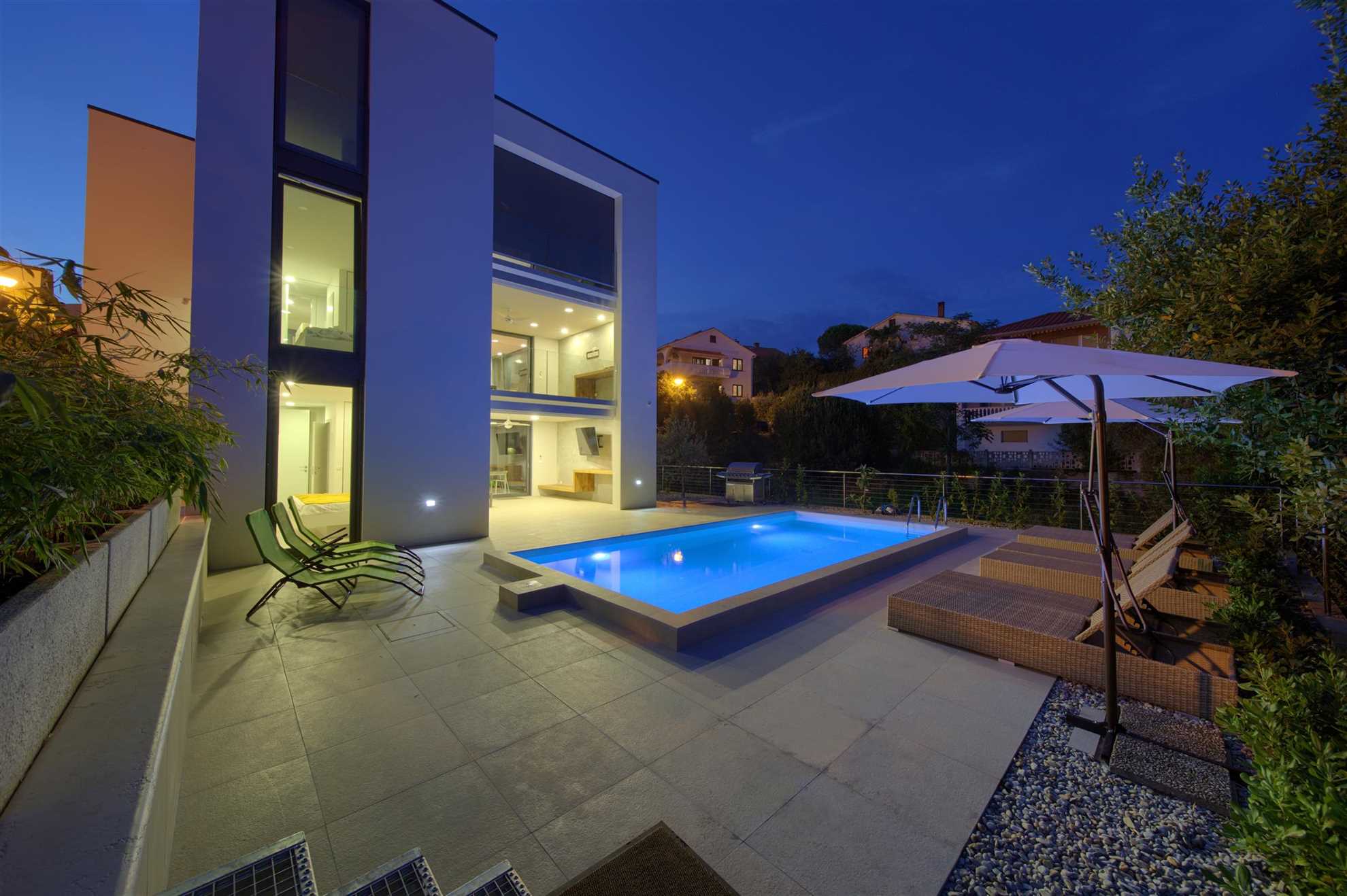 Villa Celeia - Luxuriöse 2. Stock Ferienwohnungen mit beheiztem Pool im Stadtzentrum von Krk