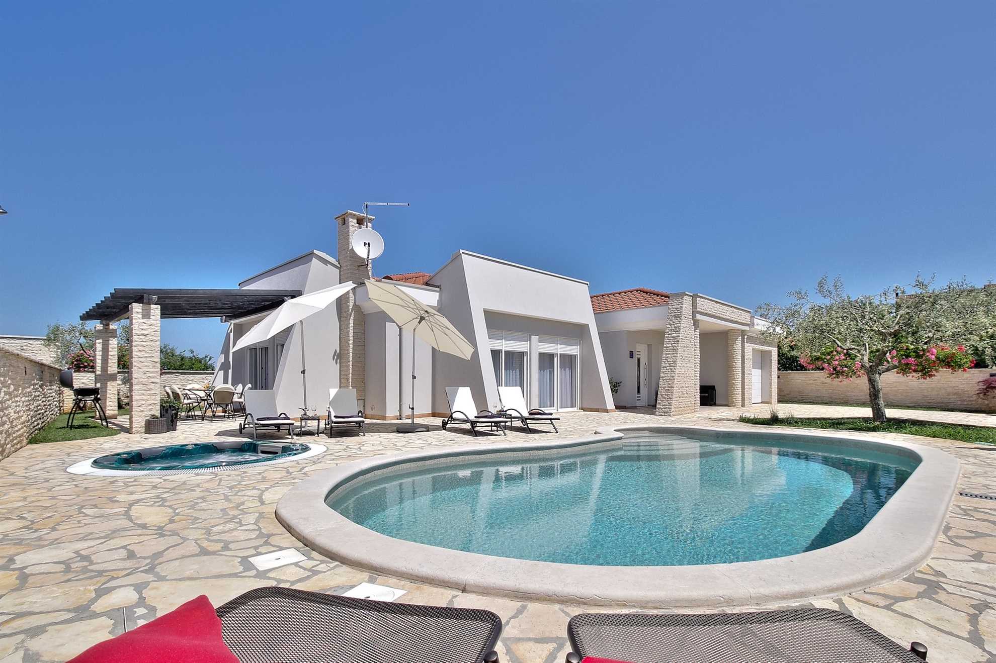 Casa Siesta with swimming pool, jacuzzi & garage