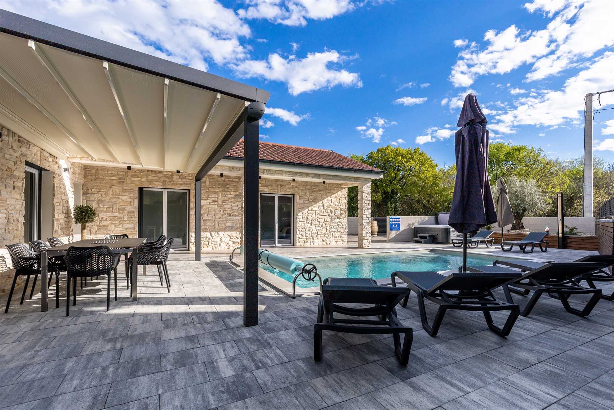 Villa Larra with heated pool & Jacuzzi