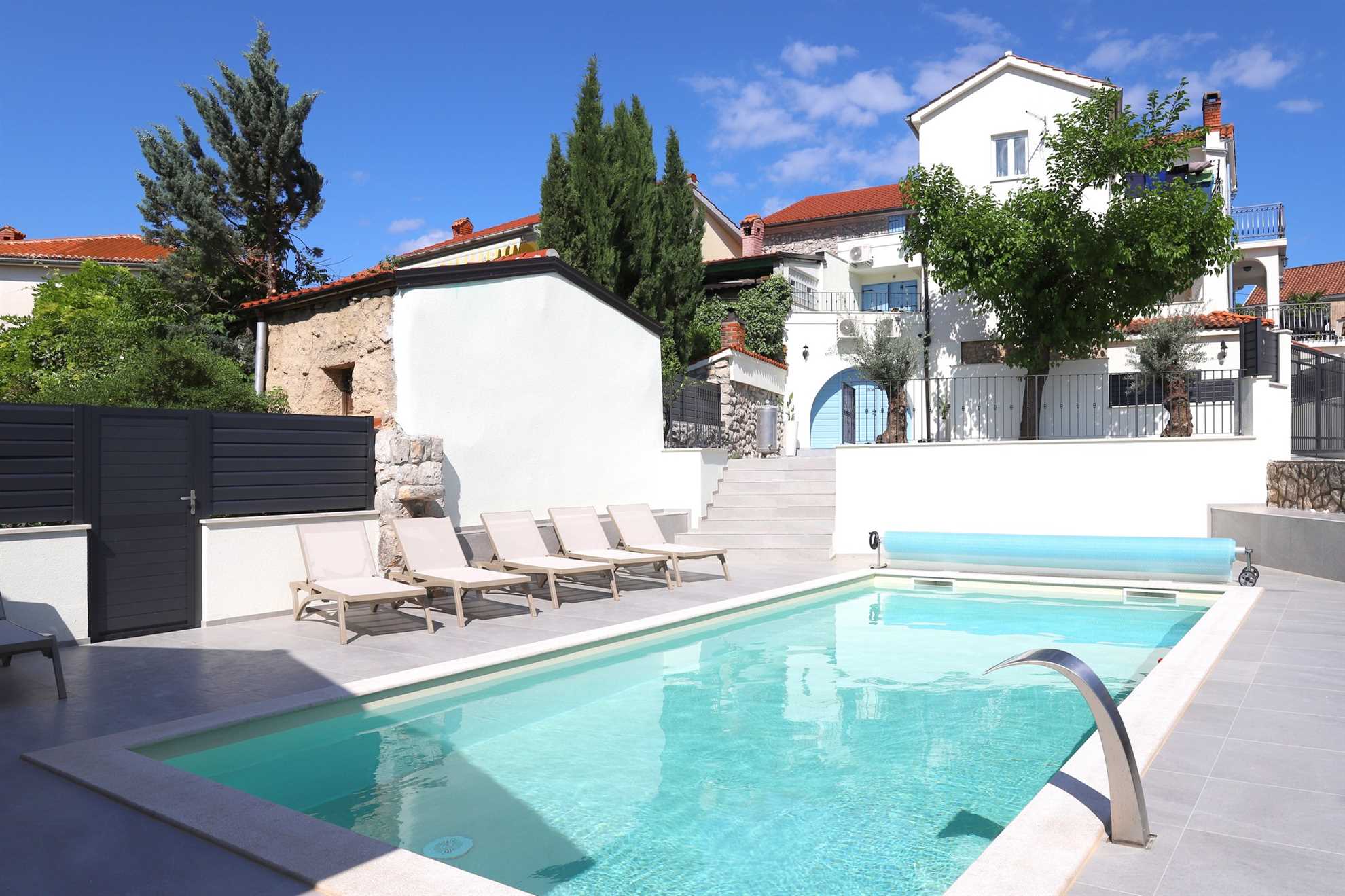 Villa Solaris mit beheiztem pool, Sauna & Sommerküche