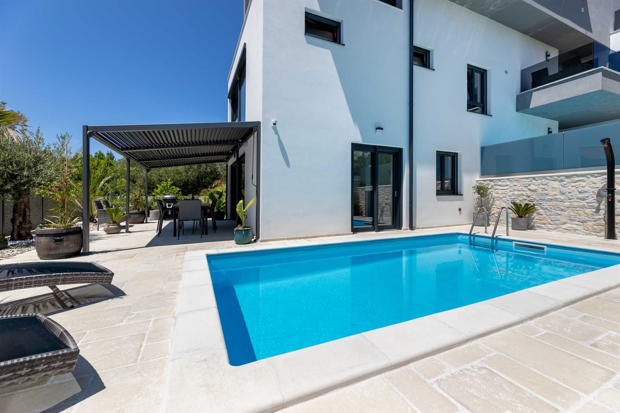 Luksuzni apartma I. z zasebnim bazenom v apartmajih Villa Adria