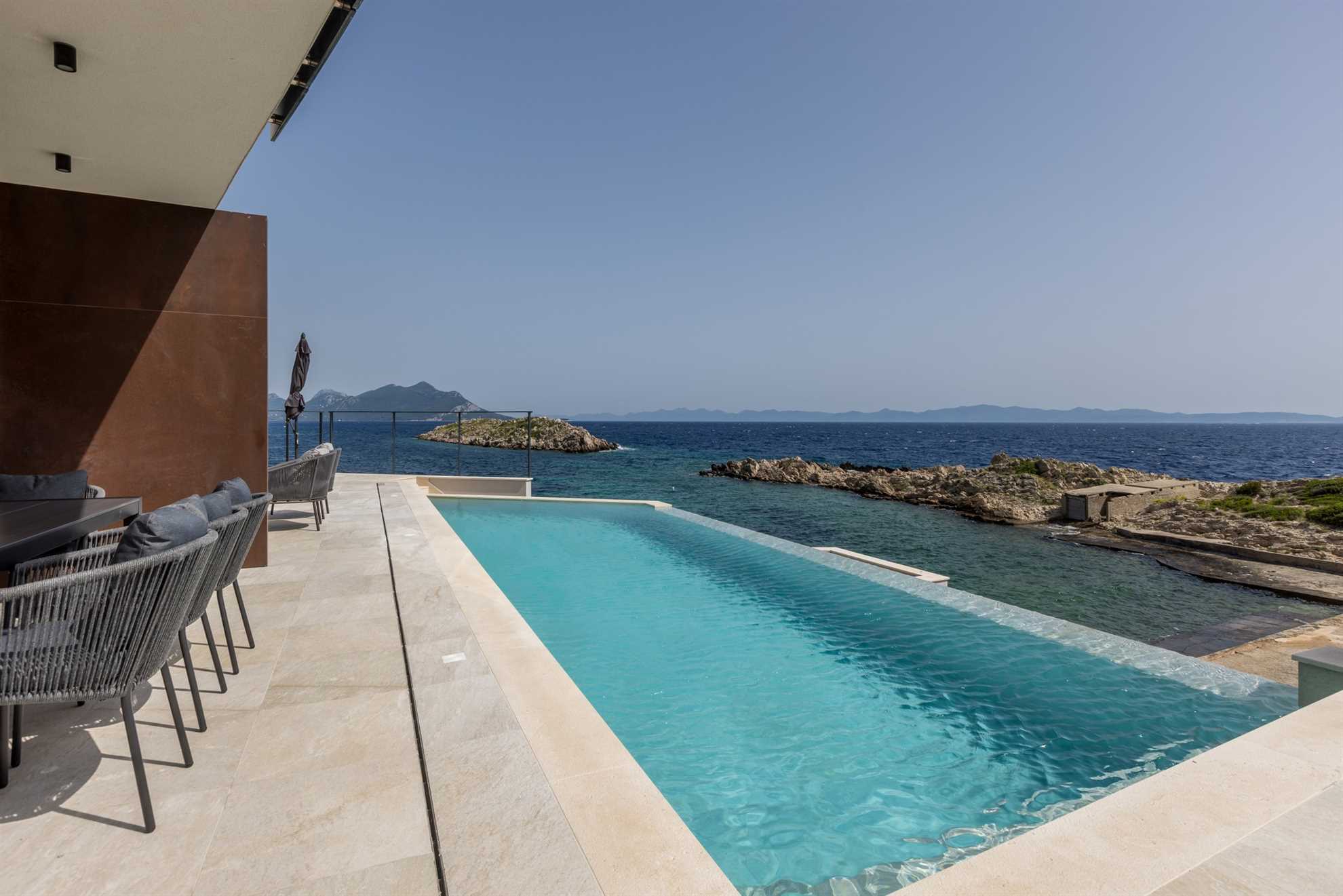 Villa Riviera ob obali z ogrevanim bazenom, savno & fitnesom