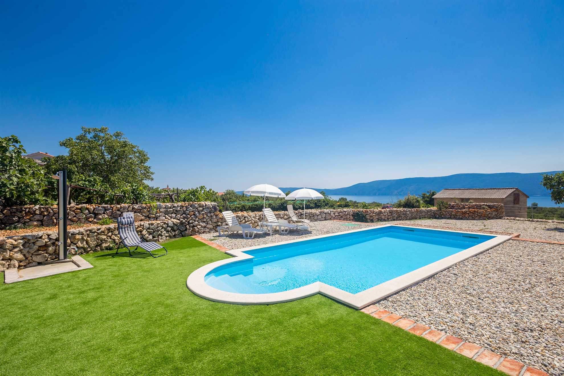 Ferienhaus LARA mit Swimmingpool und großzügigem Außenbereich