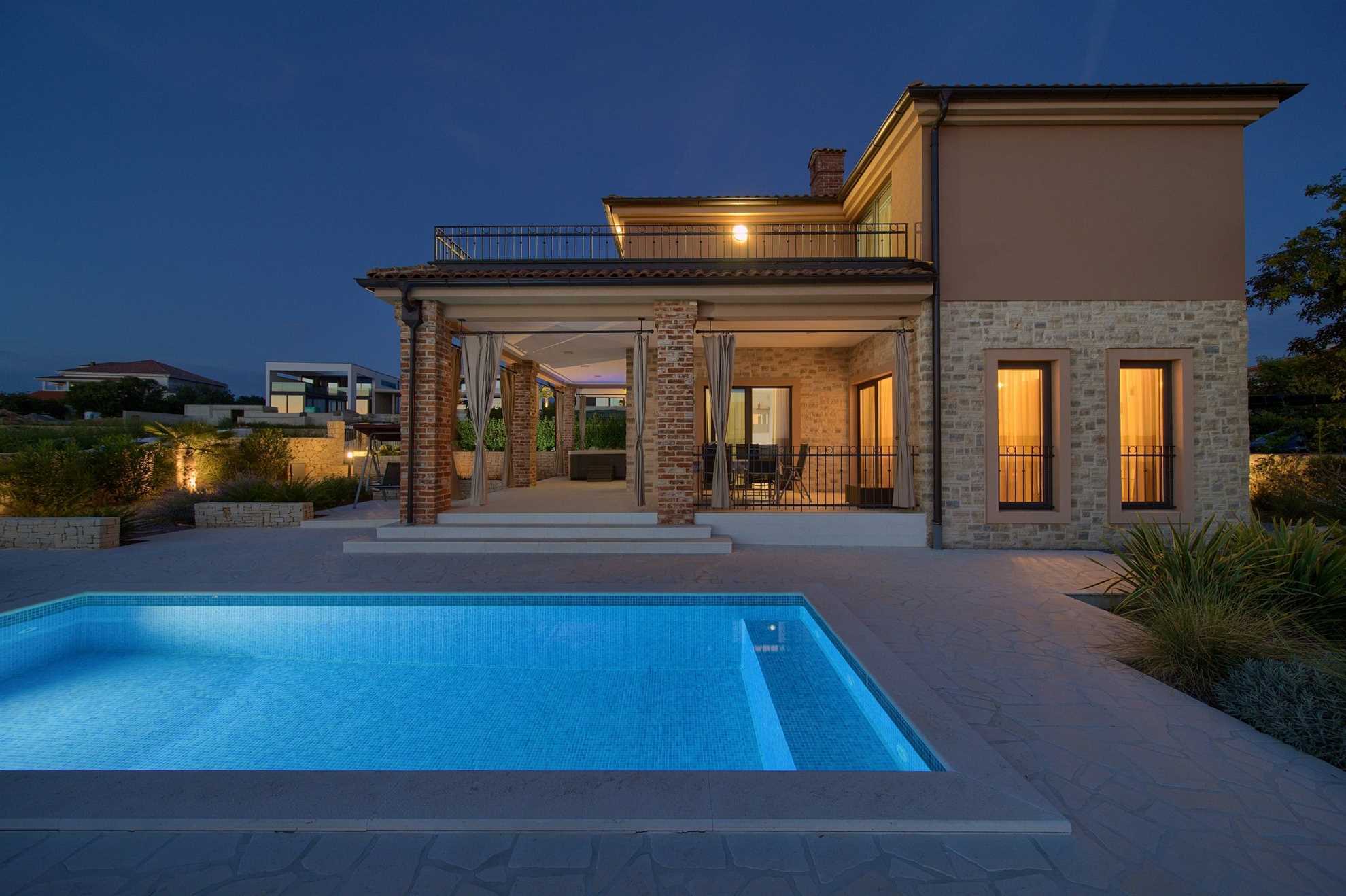 Villa NATHALIE mit privatem Pool, Jacuzzi und Außensauna