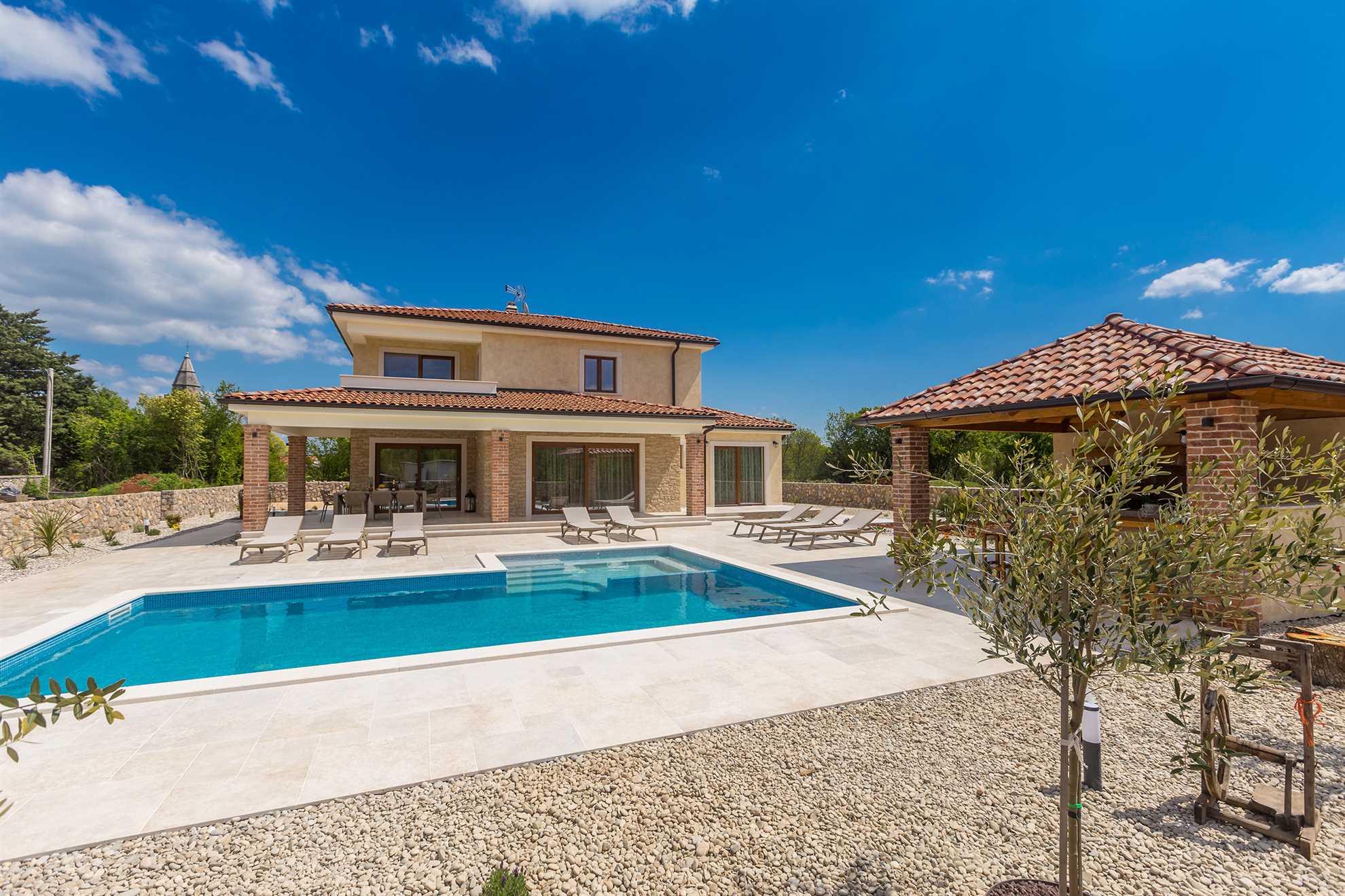 Villa QUERCUS with heated pool